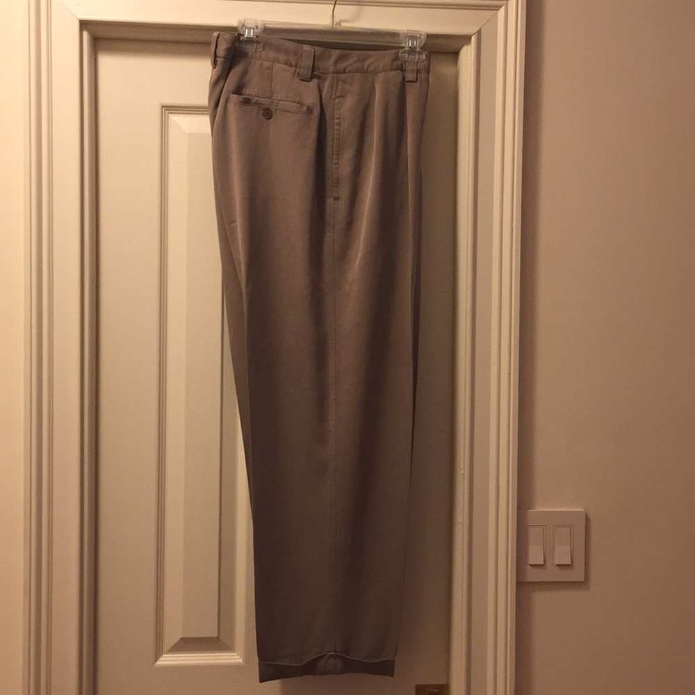 Men’s pants. Tommy Bahama. Tan.